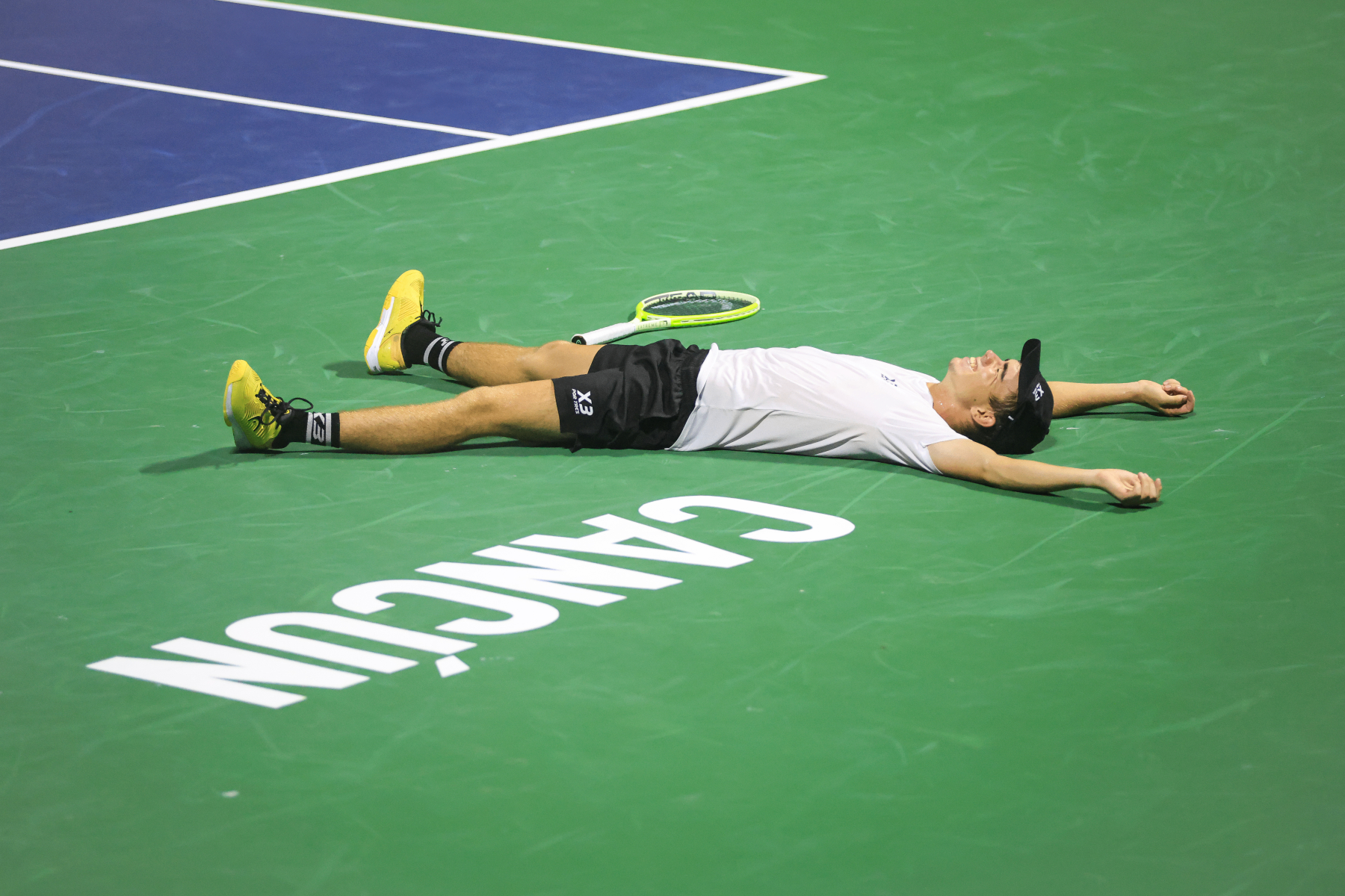 Match-point celebration on the Cancún show court