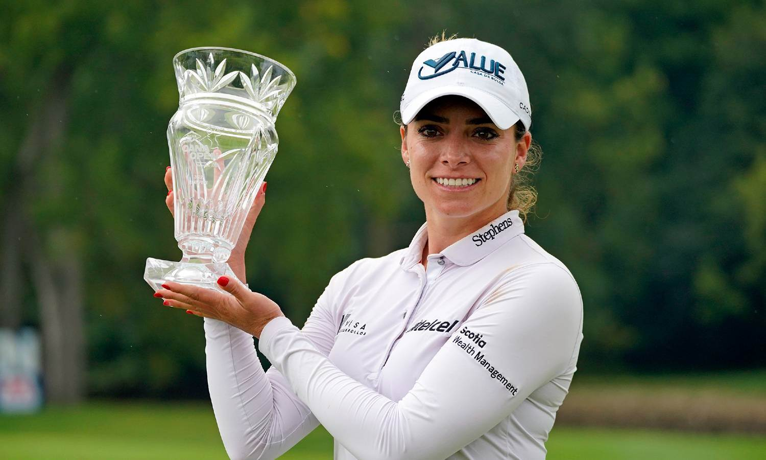 Gaby López lifting the Dana Open trophy