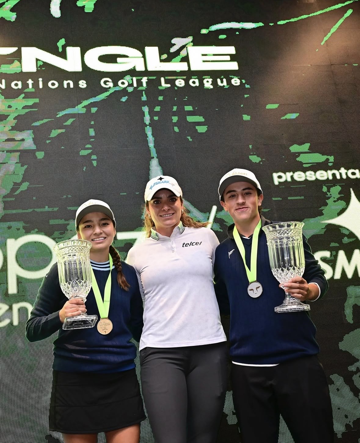 Gaby López with the 2025 Gaby López Open junior champions on the Jungle podium.