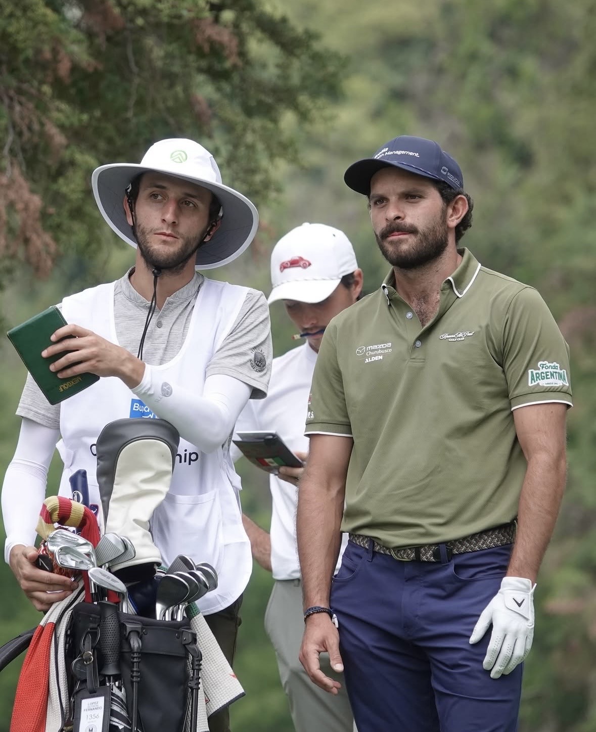 Pepe López with caddie reading the line
