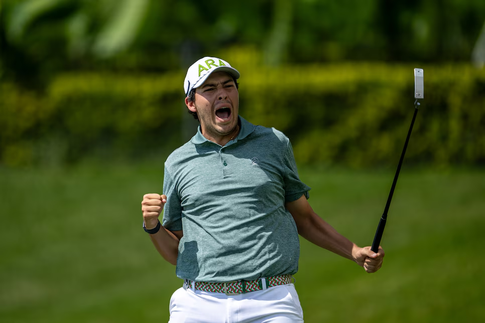 Santiago de la Fuente celebrando un putt clave con la gorra ARA