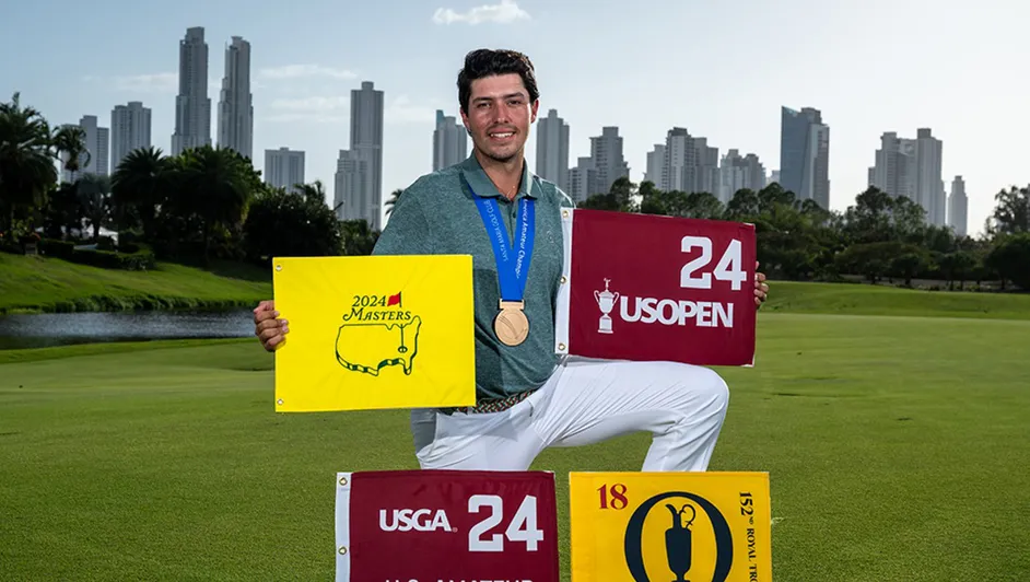 Santiago de la Fuente posando con las banderas del Masters, US Open, US Amateur y The Open